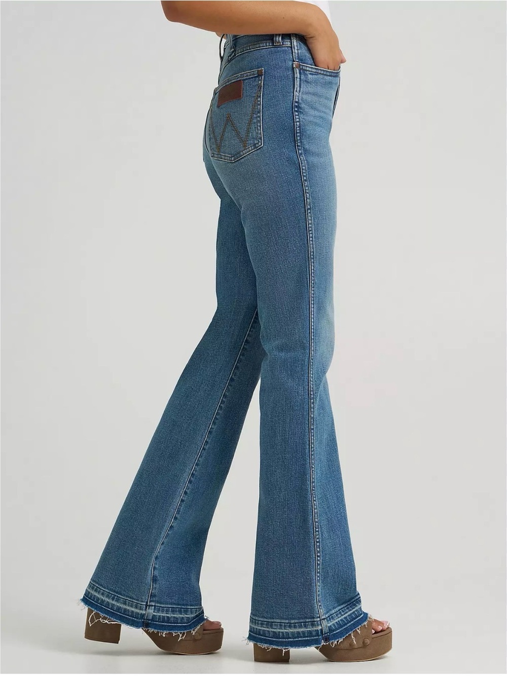 NWOT 28x 32 Wrangler Women's Retro Boot Cut Jeans in Medium Blue Wash